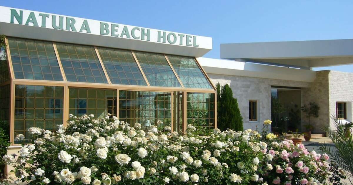 Een foto van de buitenkant van Natura Beach Hotel & Villas