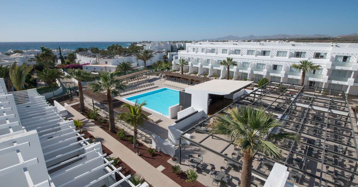 Een foto van het zwembad bij Sentido Aequora Lanzarote Suites