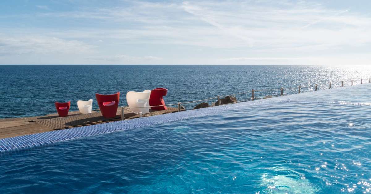 Een foto van het zwembad bij Hotel Marina Suites