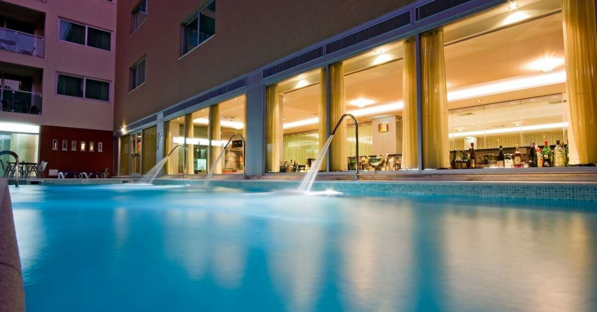 Een foto van het zwembad bij Monte Gordo Aparthotel & Spa