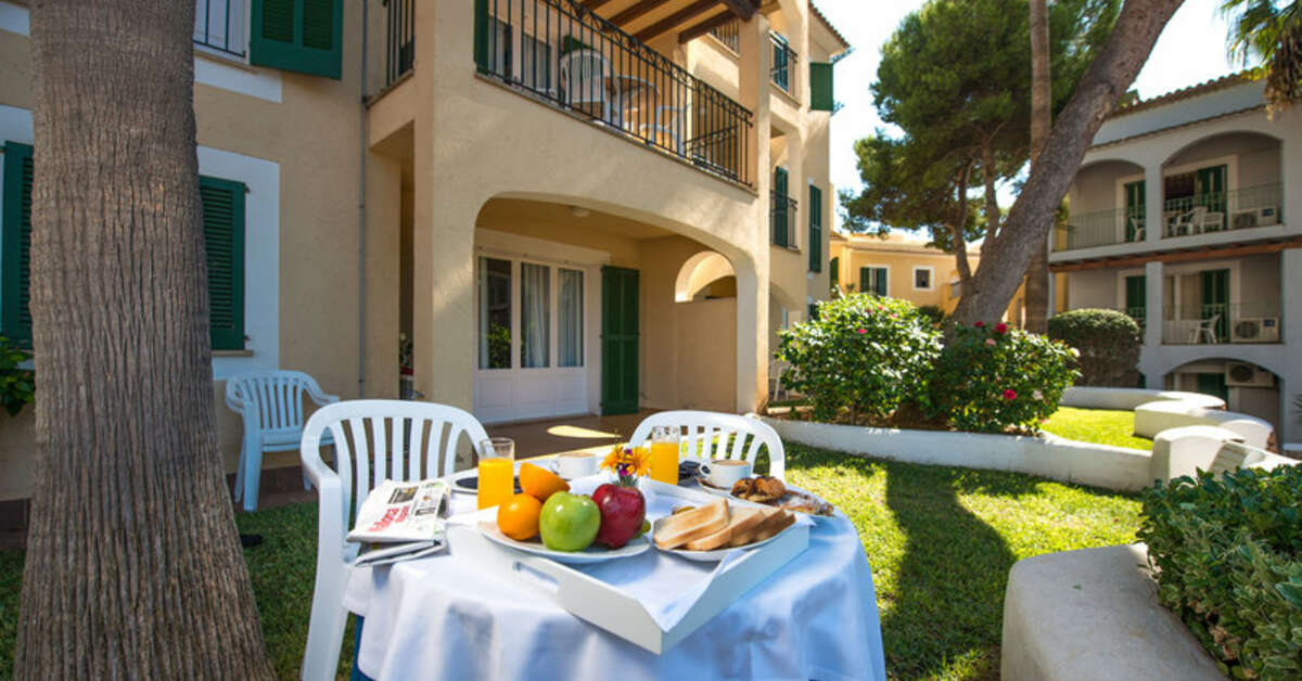 Een foto van het terras bij Ona Cala Pi Club Aparthotel