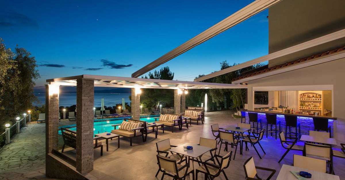 Een foto van het terras bij Villa Natassa