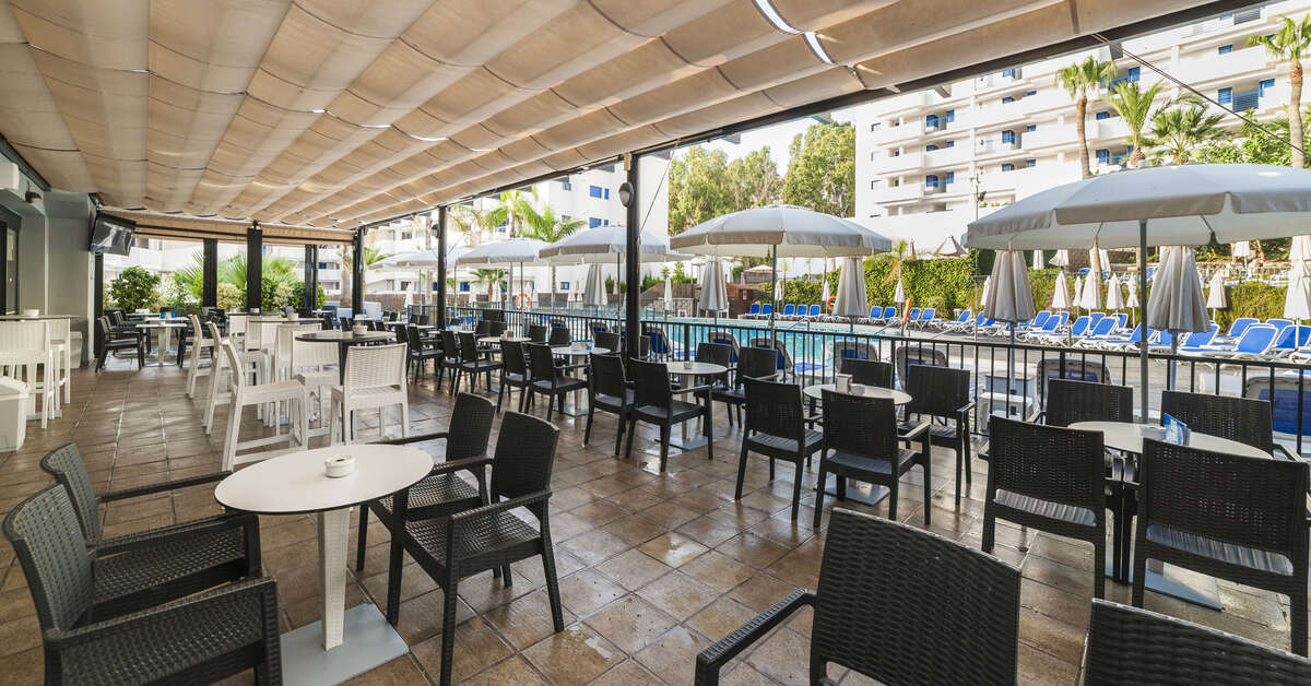 Een foto van het terras bij Globales Los Patos Park