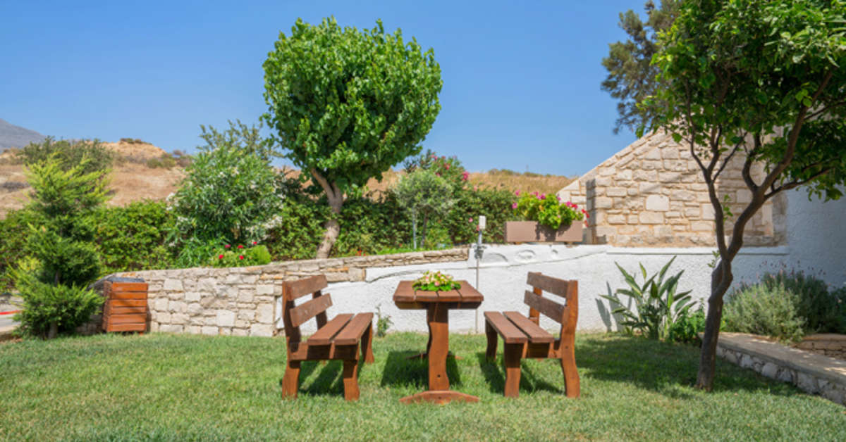 Een foto van het terras bij Appartementen Anthos