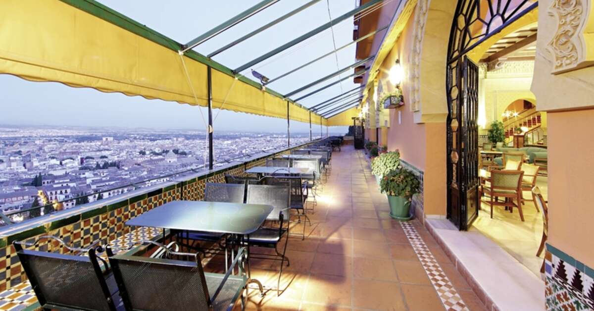 Een foto van het terras bij Hotel Alhambra Palace