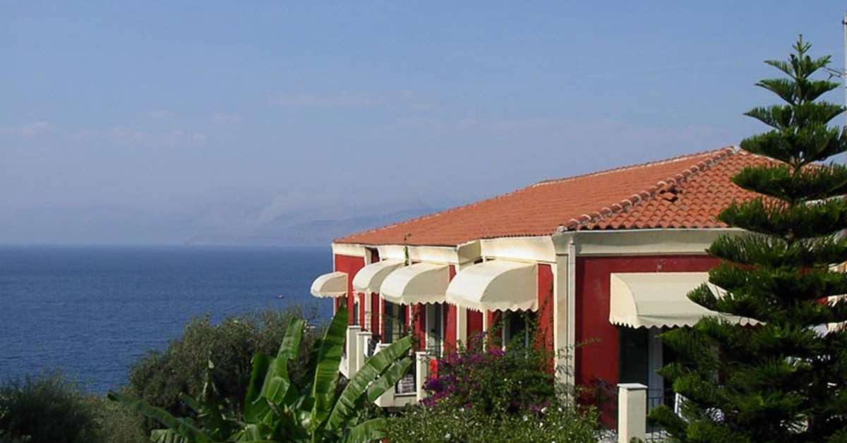 Een foto van de buitenkant van Apraos Bay Hotel