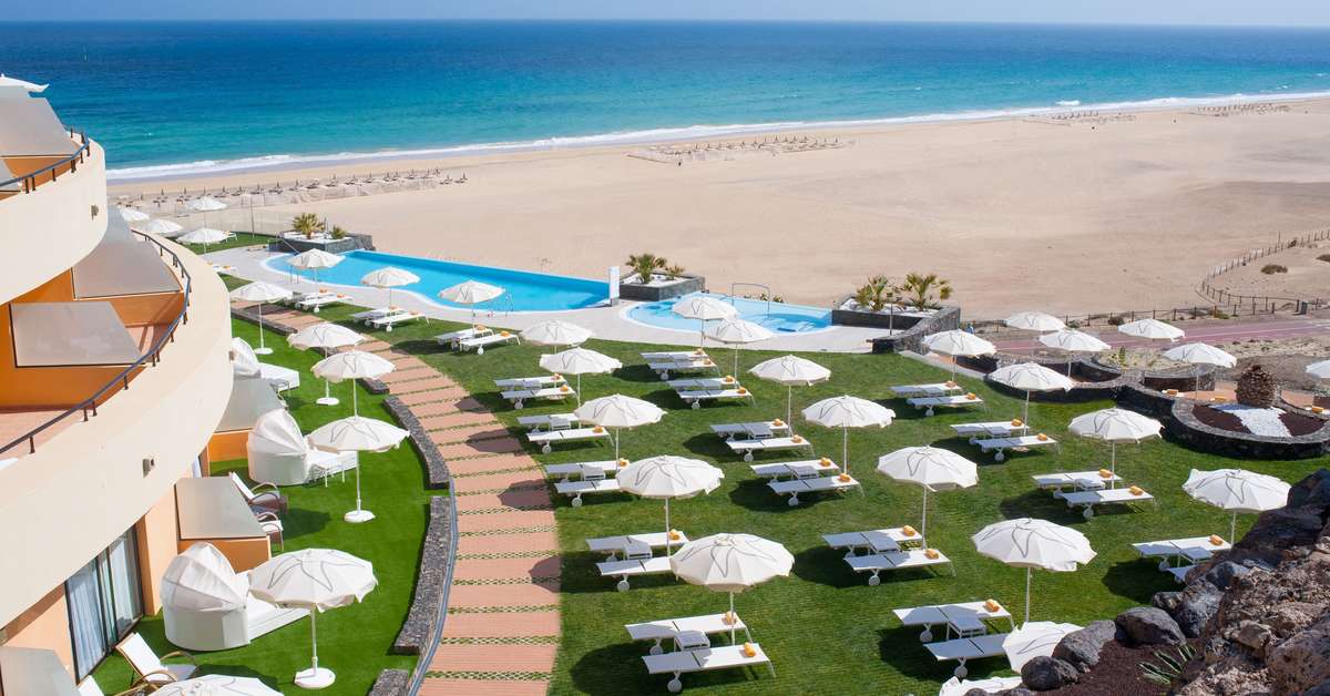 Een foto van het zwembad bij Iberostar Waves Playa Gaviotas