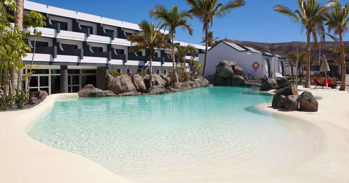 Een foto van het zwembad bij R2 Romantic Fantasia Dreams & Suites Hotel