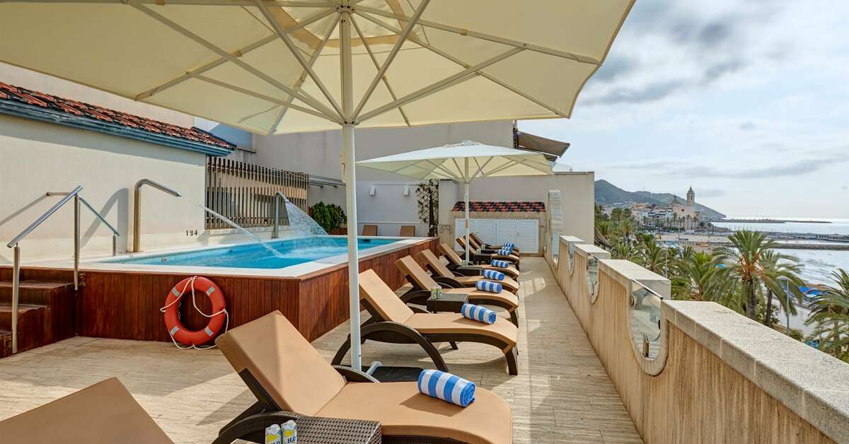 Een foto van het zwembad bij Sercotel Kalma Sitges