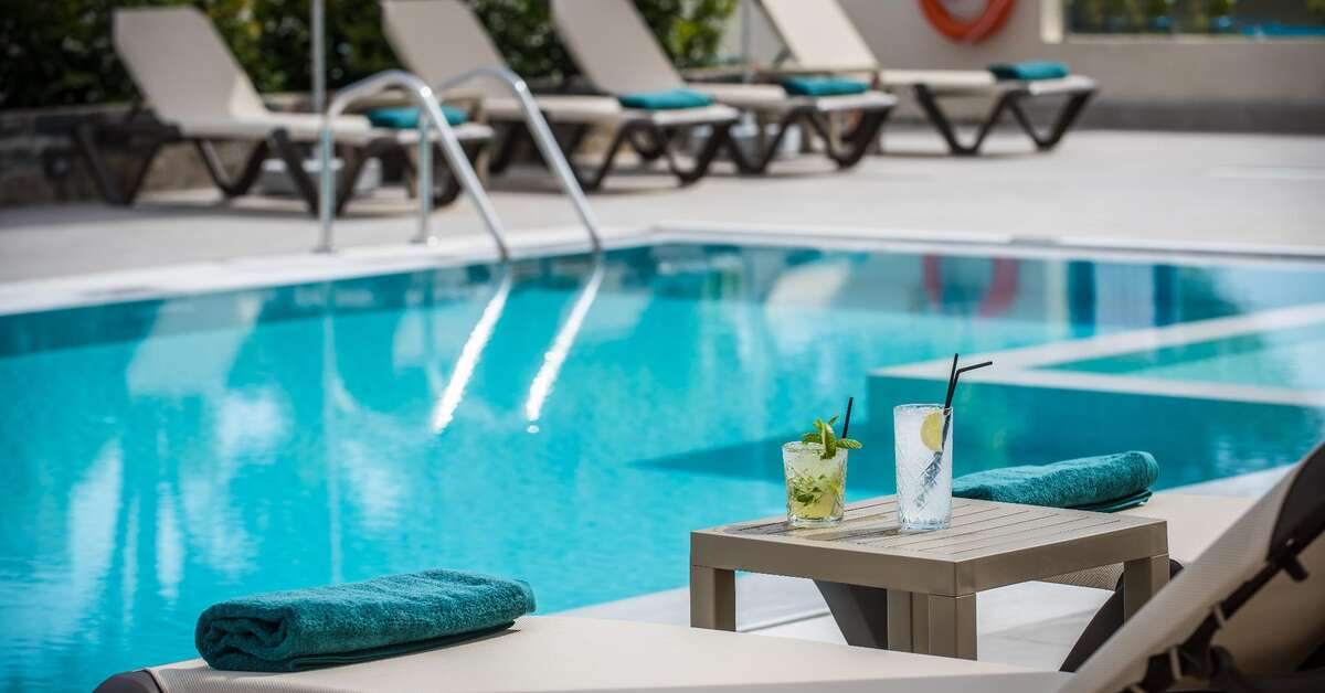 Een foto van het zwembad bij Petousis Hotel & Suites