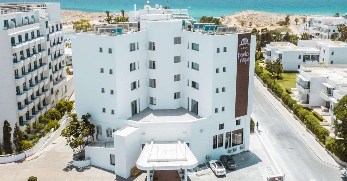 Een foto van de buitenkant van Pavlo Napa Beach Hotel