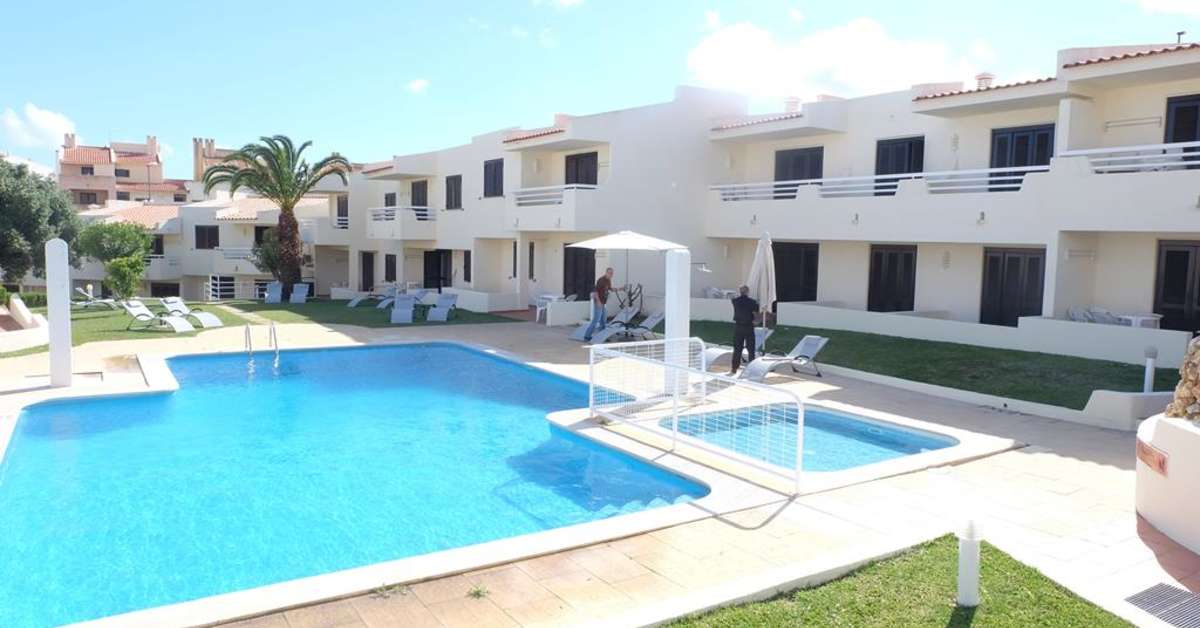 Een foto van het zwembad bij Aura Village City Beach Appartementen