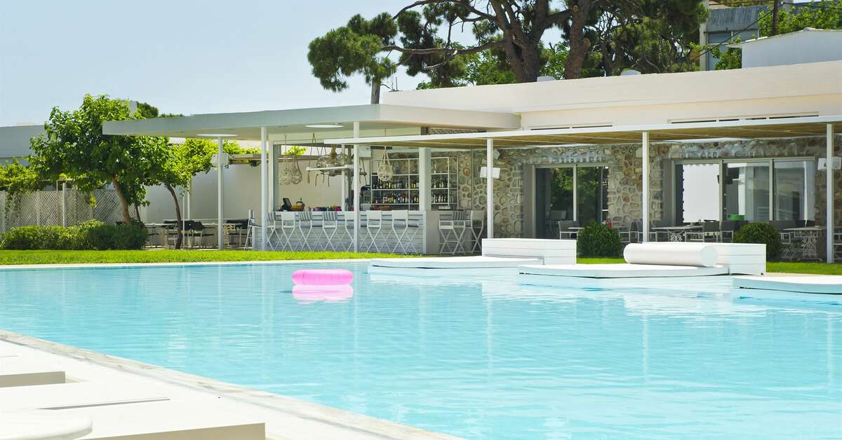 Een foto van het zwembad bij Marathon Beach Resort