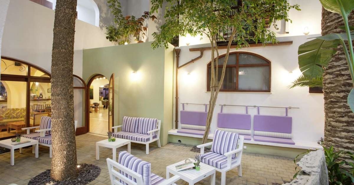 Een foto van het terras bij Alianthos Garden Hotel