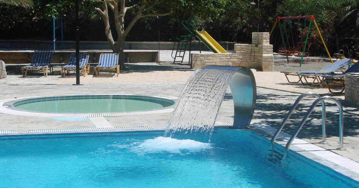 Ein Foto vom Pool im Hotel Neos Ikaros