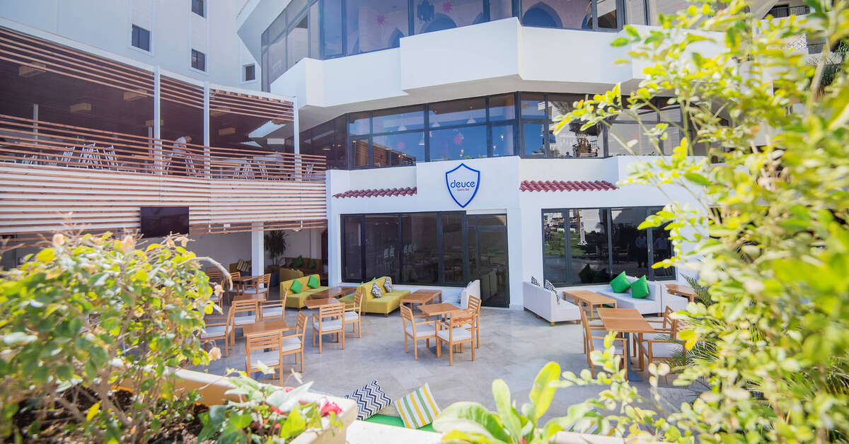 Een foto van het terras bij Sunrise Holidays Resort
