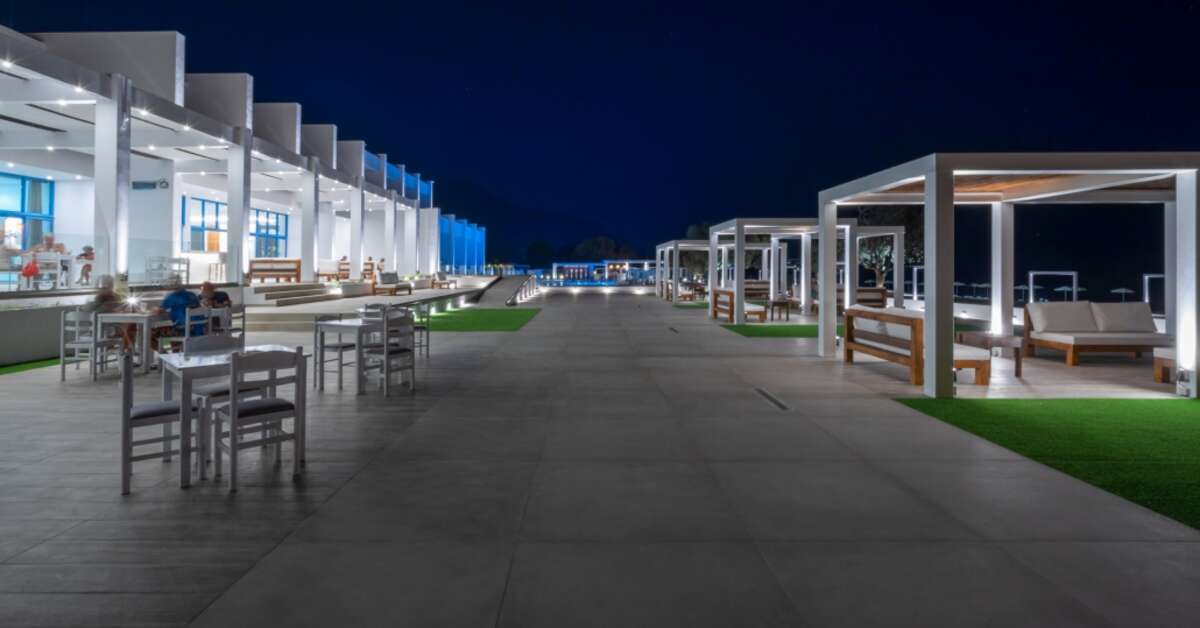 Een foto van het terras bij Kamari Plus Hotel