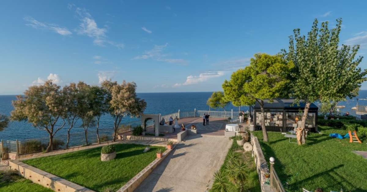 Een foto van het terras bij Balcony Hotel