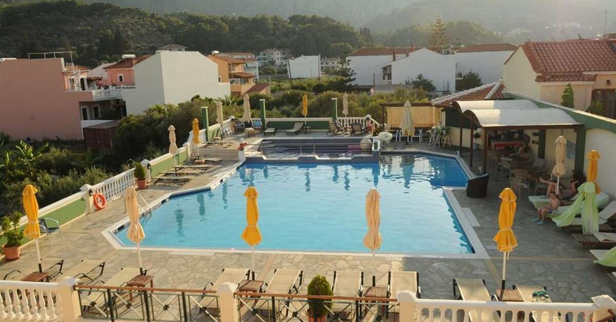 Ein Foto vom Pool im Athena Hotel