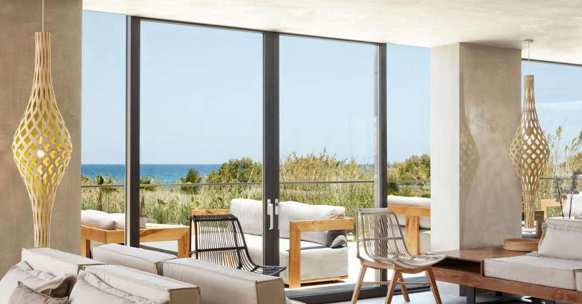Een foto van het interieur van Kimpton La Mer Resort & Spa