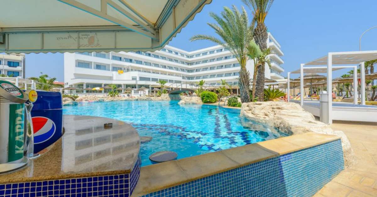 Een foto van het zwembad bij Tasia Maris Beach Hotel