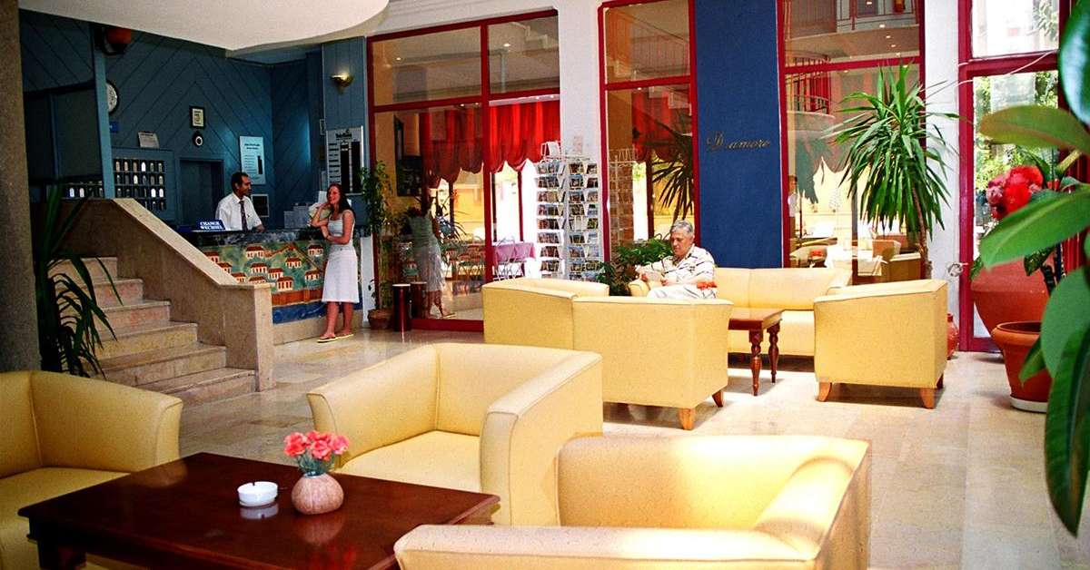 Een foto van het interieur van Diamore Hotel