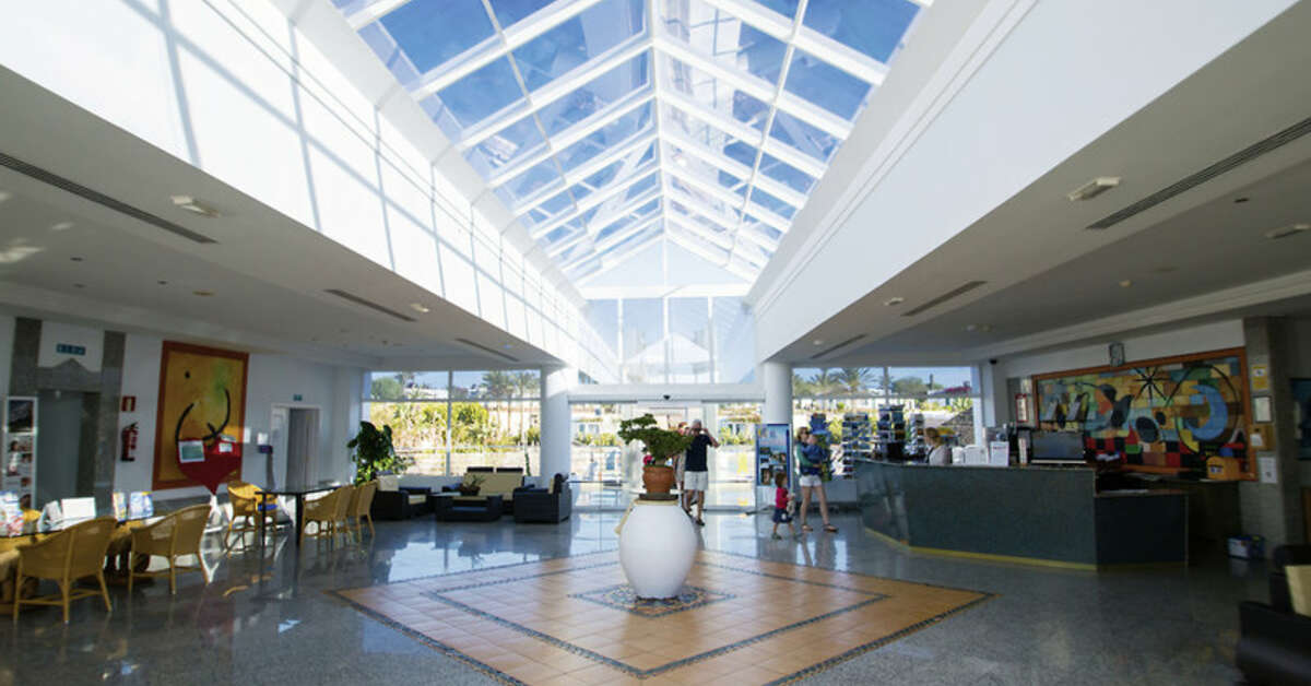 Een foto van het interieur van Club Playa Blanca Hotel
