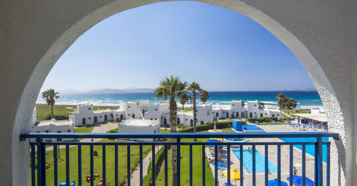 Een foto van het zwembad bij Aeolos Beach Hotel