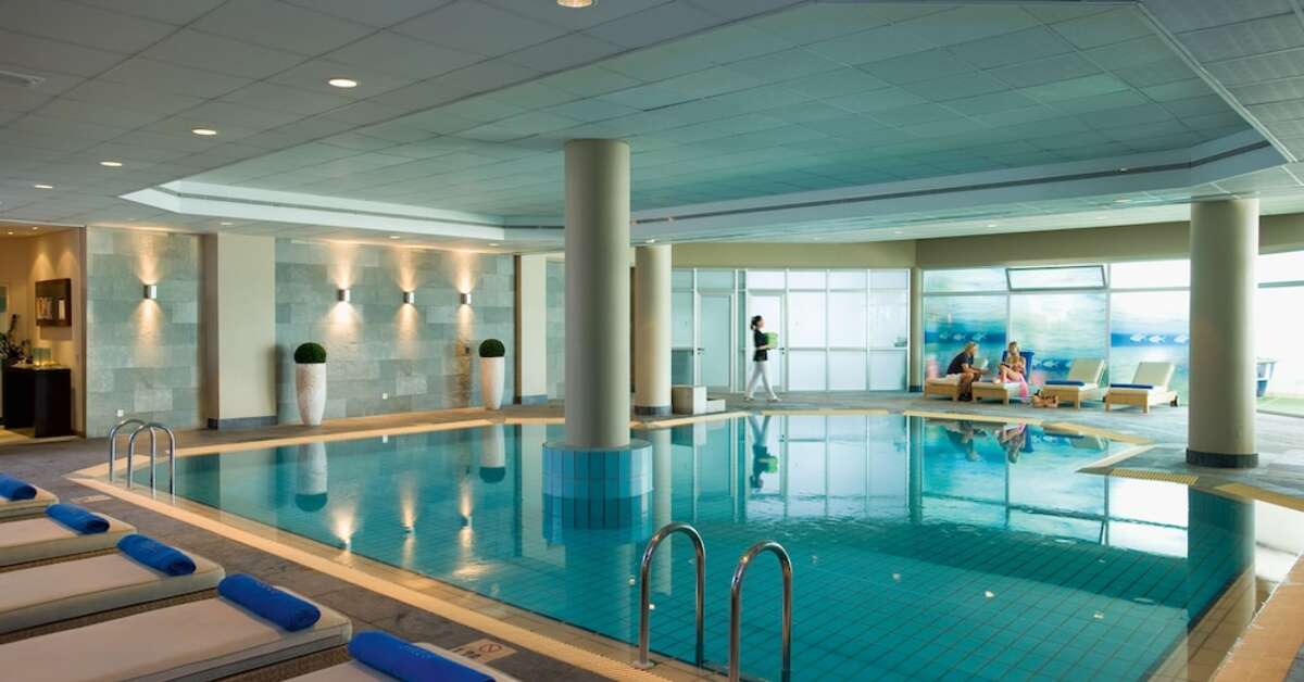 Een foto van het zwembad bij Mediterranean Beach Hotel