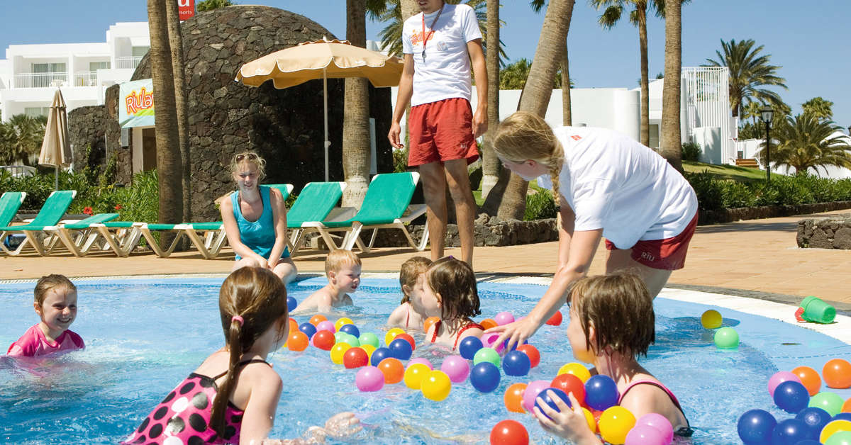 Een foto van het zwembad bij Riu Paraiso Lanzarote Resort