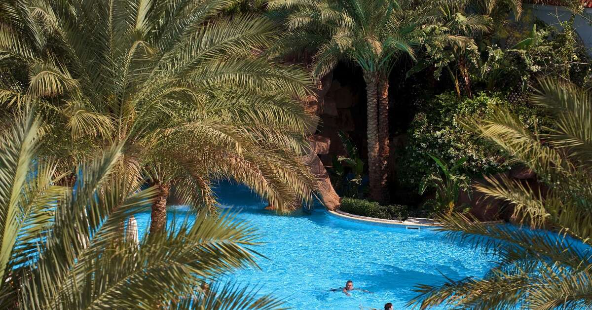 Een foto van het zwembad bij Baron Palms Resort