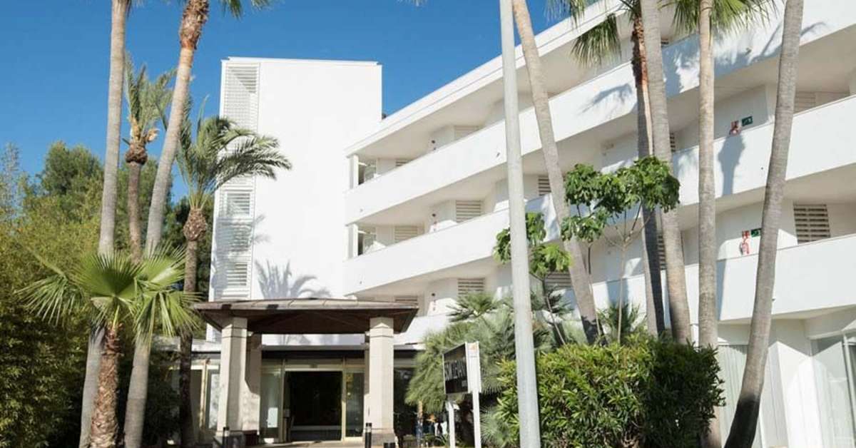 Een foto van de buitenkant van Globales Cala Bona Suites