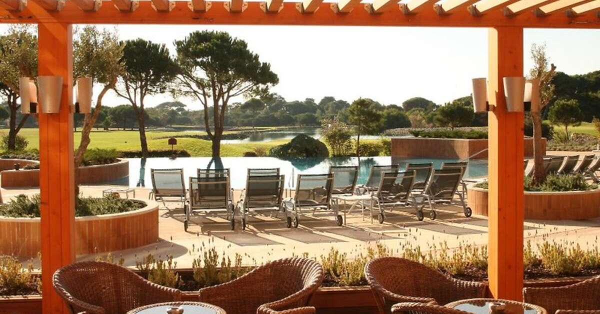 Een foto van het terras bij Hotel Quinta da Marinha Resort