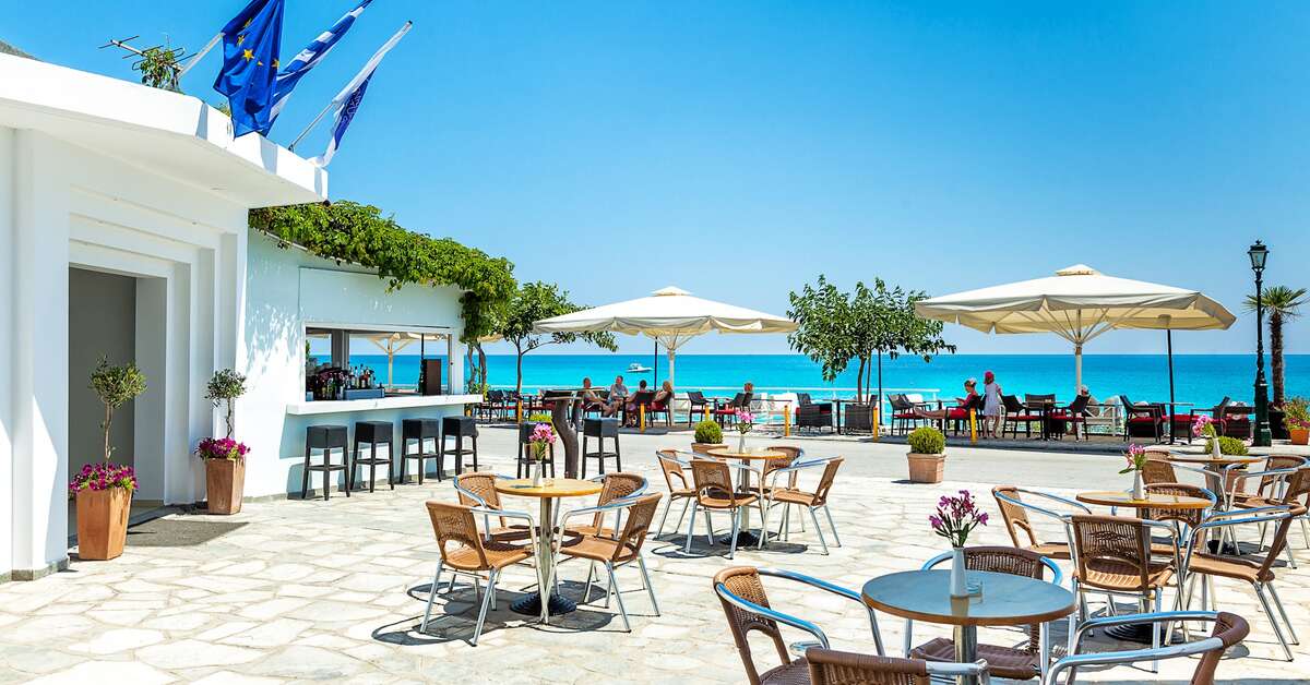 Een foto van het terras bij Xenios Dolphin Beach