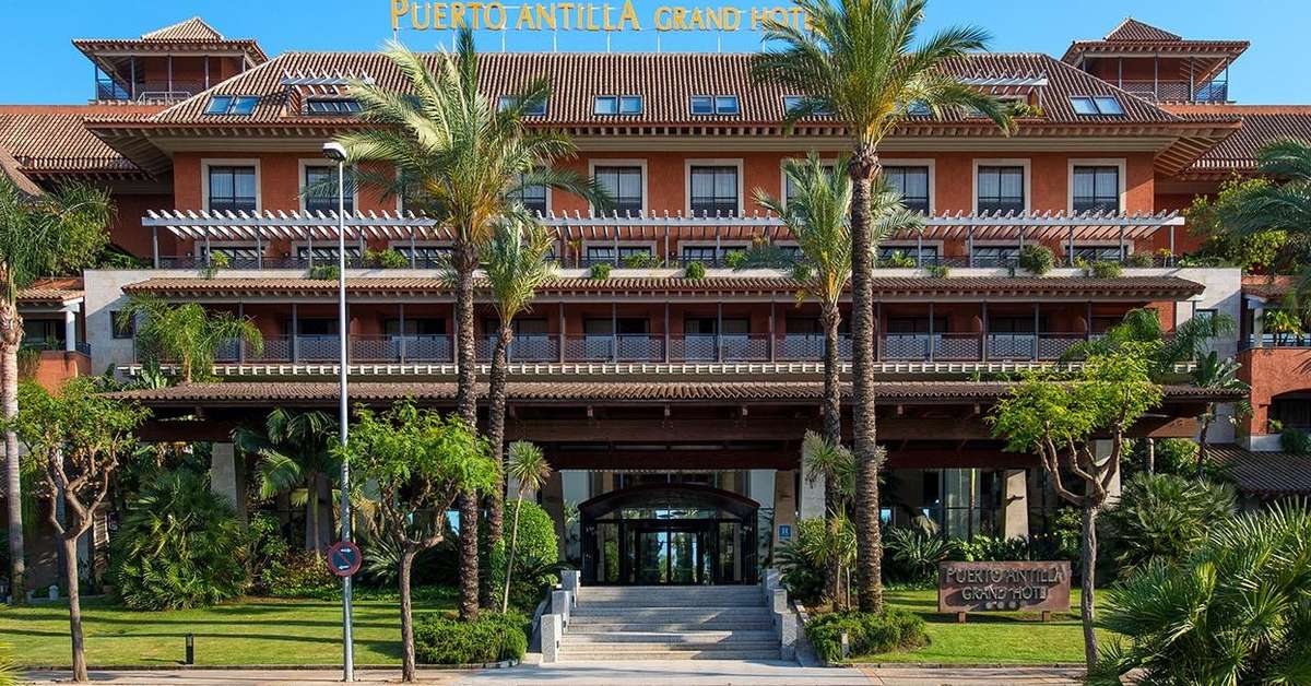 Een foto van de buitenkant van Puerto Antilla Grand Hotel