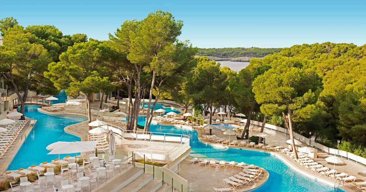 Een foto van het zwembad bij Iberostar Waves Club Cala Barca