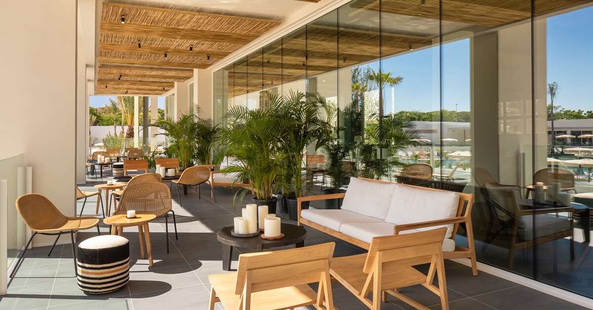 Een foto van het terras bij Atzavara Hotel & Spa