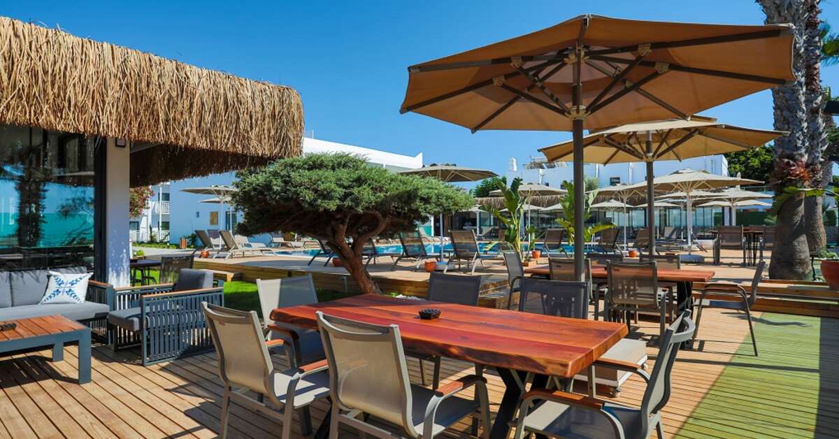 Een foto van het terras bij Yalipark Beach Hotel