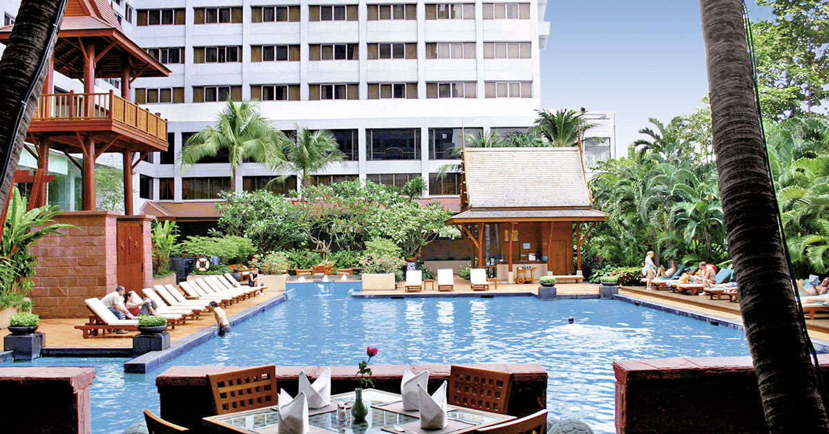 Een foto van het terras bij Ramada Plaza by Wyndham Bangkok Menam Riverside