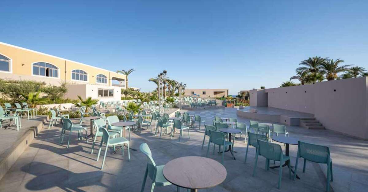 Een foto van het terras bij Horizon Beach Resort