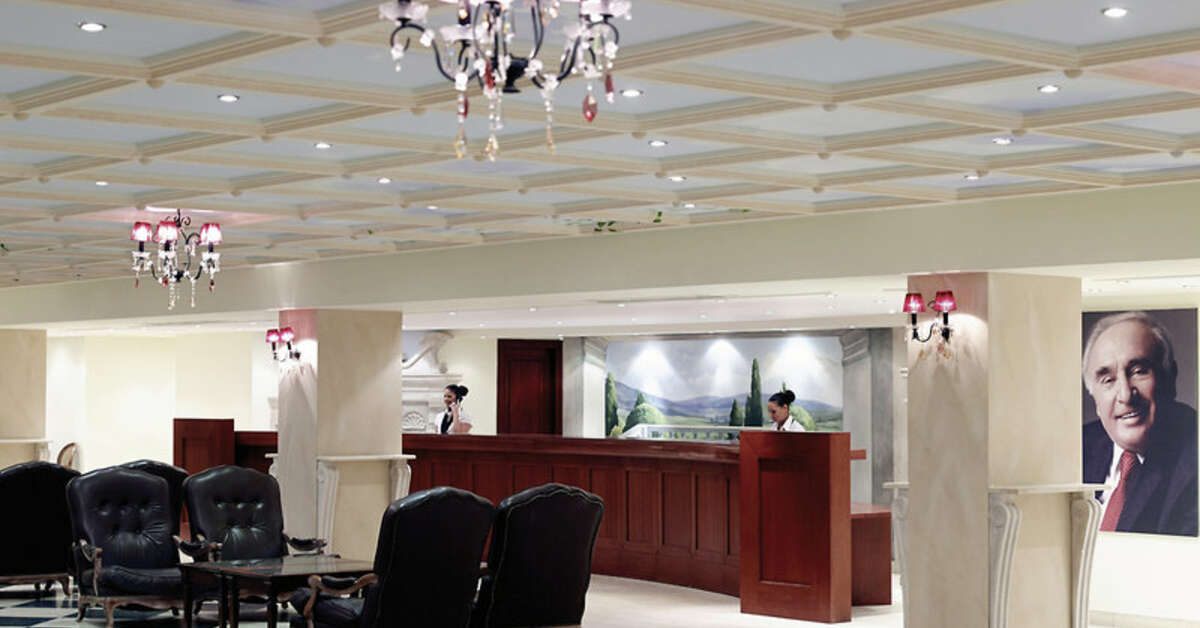 Een foto van het interieur van Roda Beach Resort & Spa