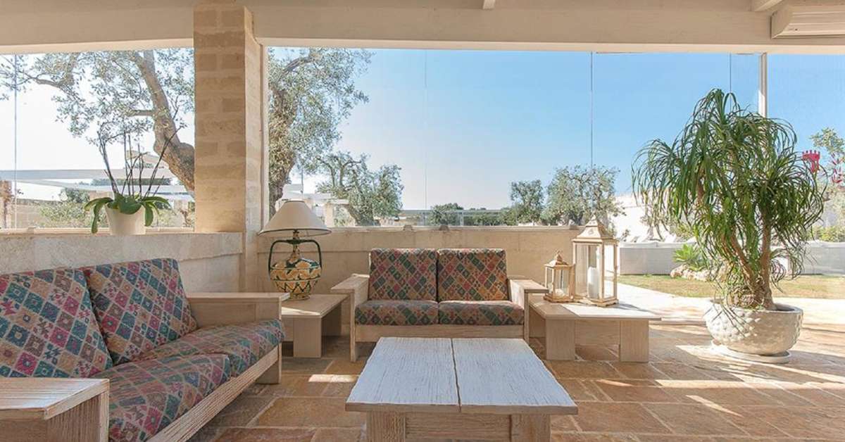 Een foto van het terras bij Masseria Torre del Diamante