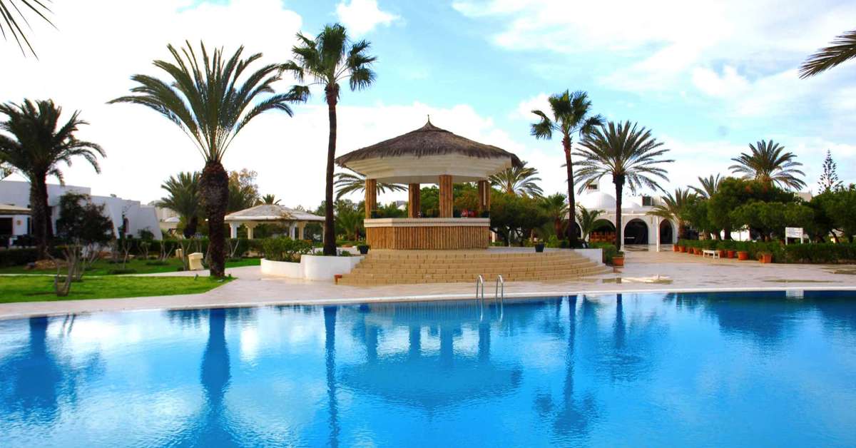 Een foto van het zwembad bij Djerba Plaza Thalasso & Spa