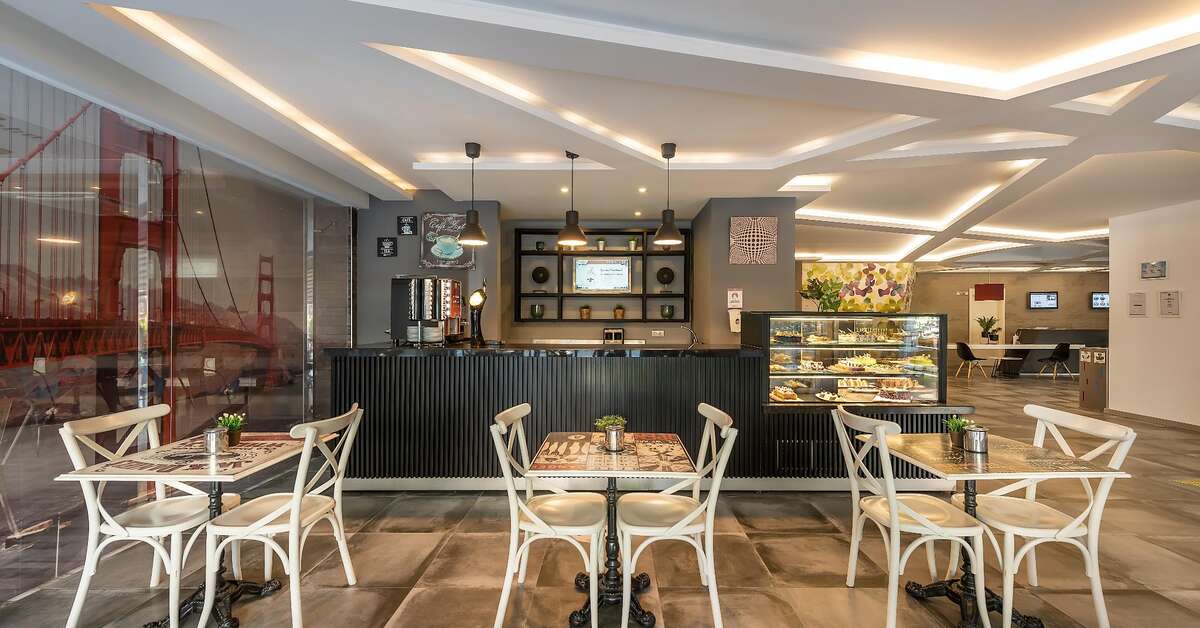 Een foto van de faciliteiten bij White City Beach Hotel