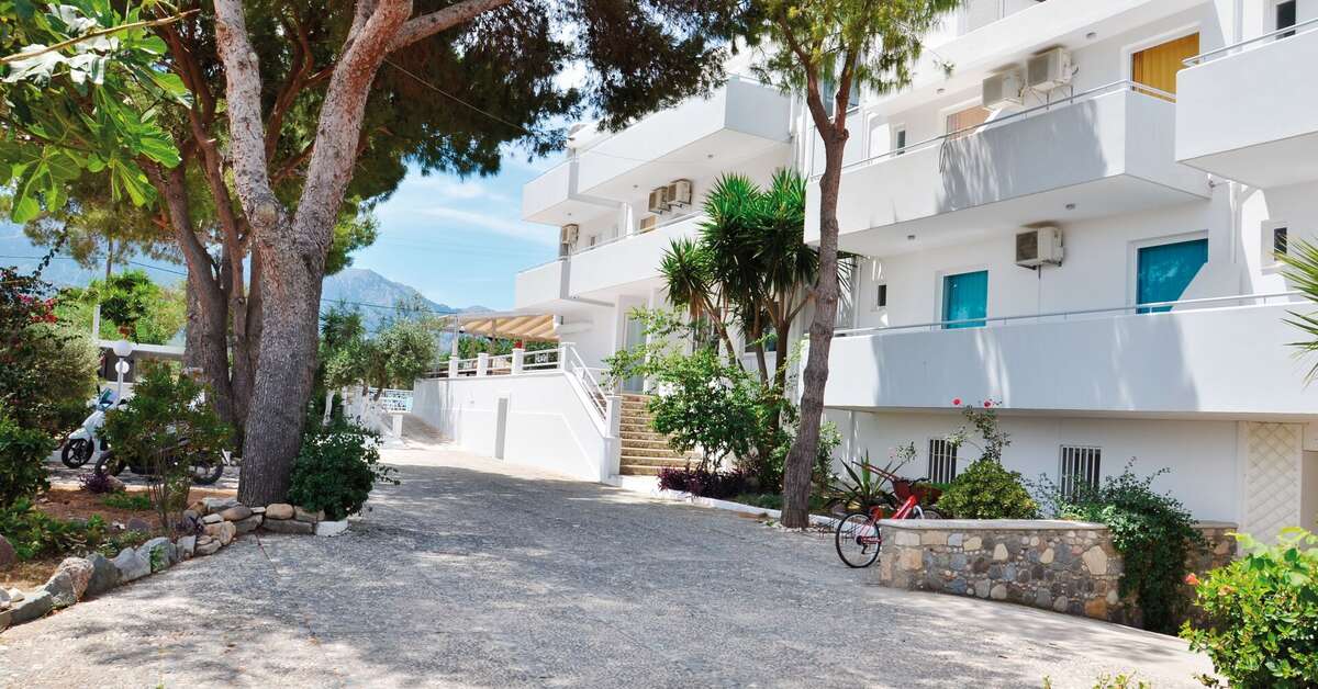 Een foto van de buitenkant van Blue Nest Hotel