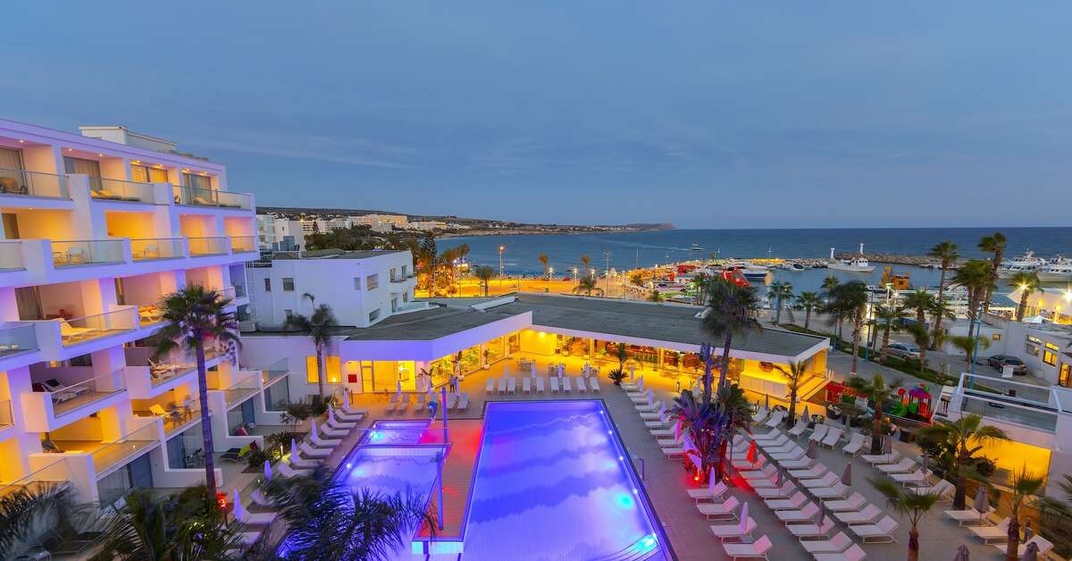 Een foto van het zwembad bij Limanaki Beach Hotel