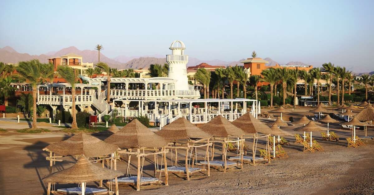 Ein Foto vom Strand beim Coral Sea Holiday Village Red Sea