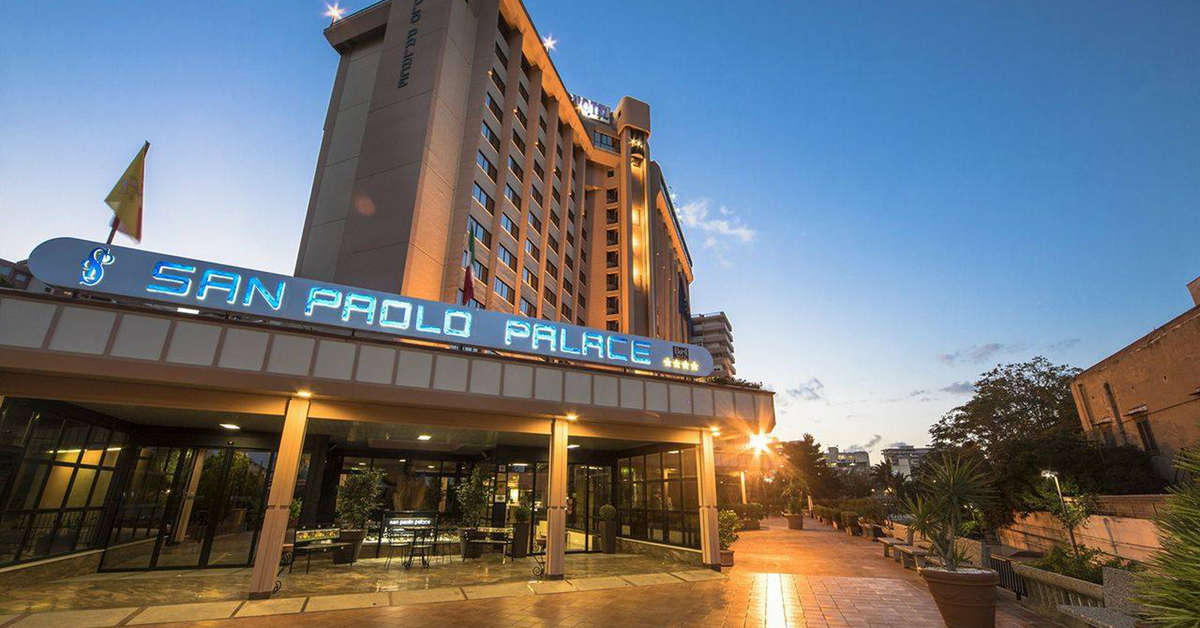 Een foto van de buitenkant van San Paolo Palace Hotel