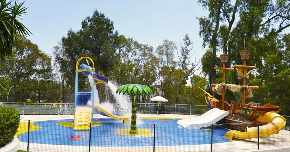 Een foto van het zwembad bij AluaSun Costa Park