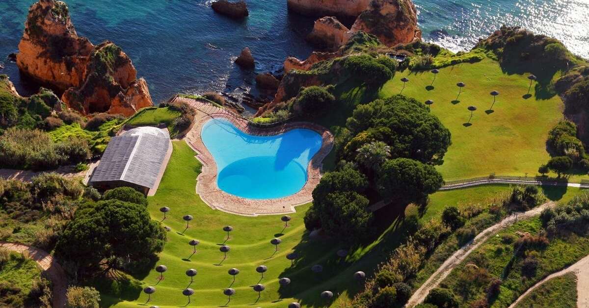 Een foto van het zwembad bij Prainha Clube